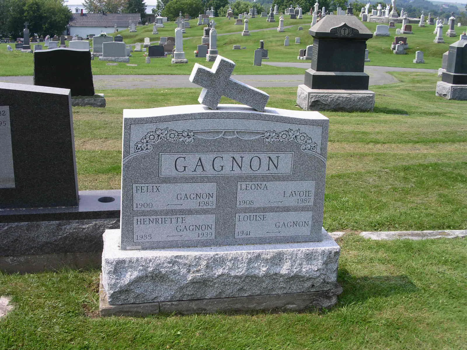 Pierre tombale photographiée dans un cimetière du Québec